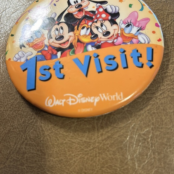 Disney My 1st Visit pin.  Mickey and the whole gang .  Good condition. - Picture 3 of 4